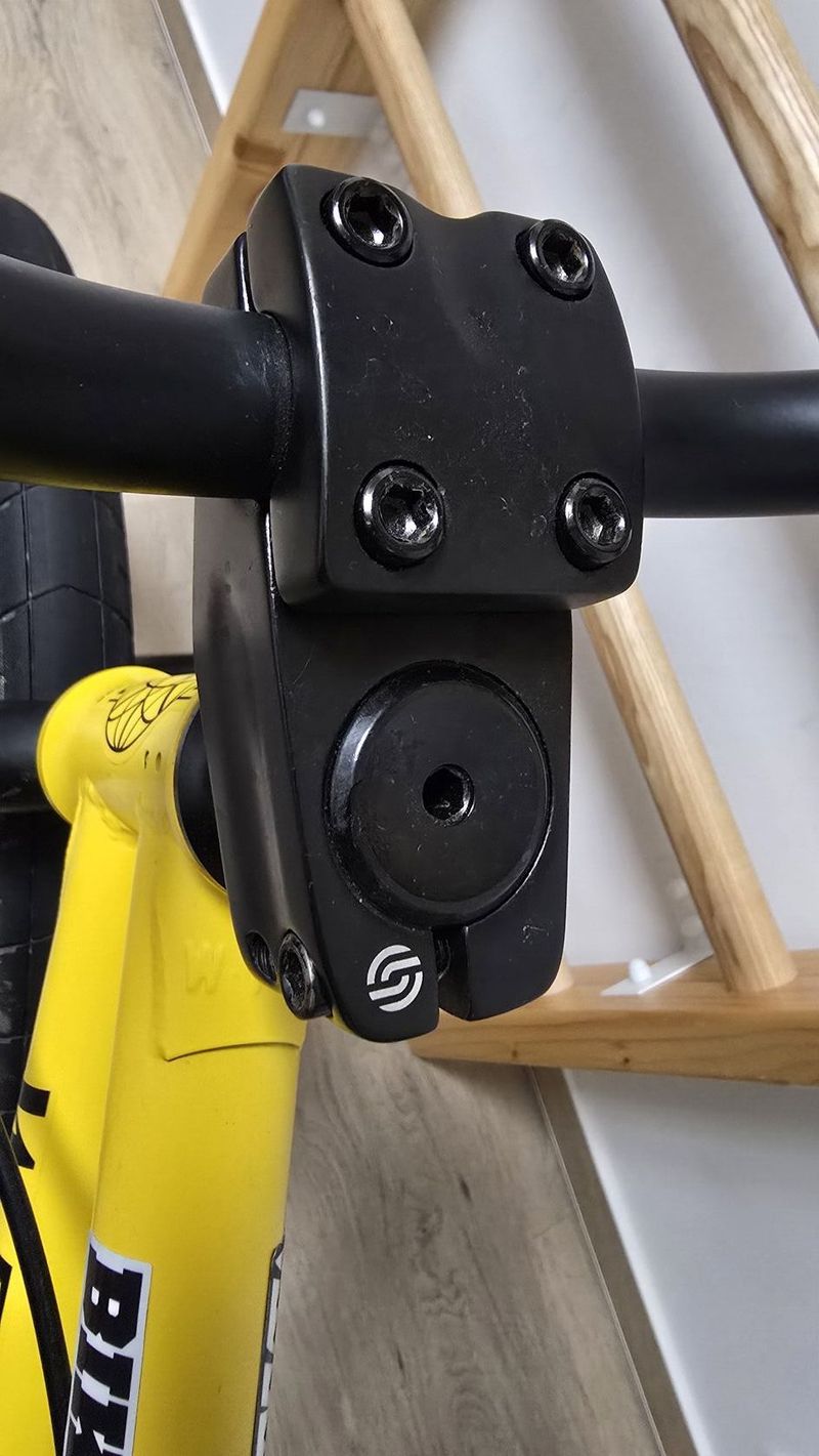 Krásné žluté BMX WETHEPEOPLE 20". Stojí synovy v pokoji a není využito. Doplněno o pegy Cult. 