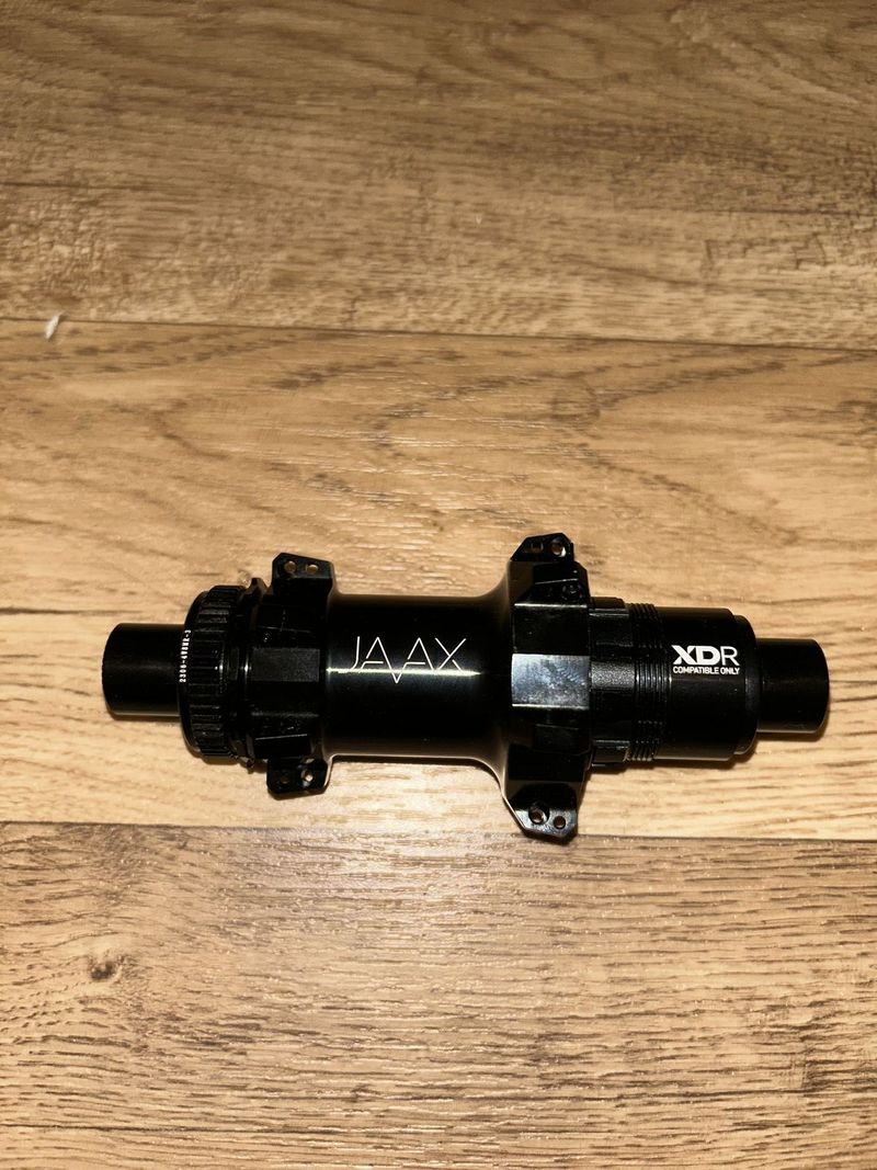 Nový zadní náboj JAVAX - 24 děr, XDR ořech, 142x12, centerlock 