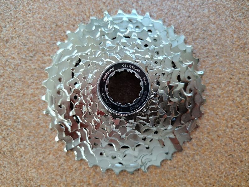 Prodám novou kazetu Shimano CS-HG710-12 11-36