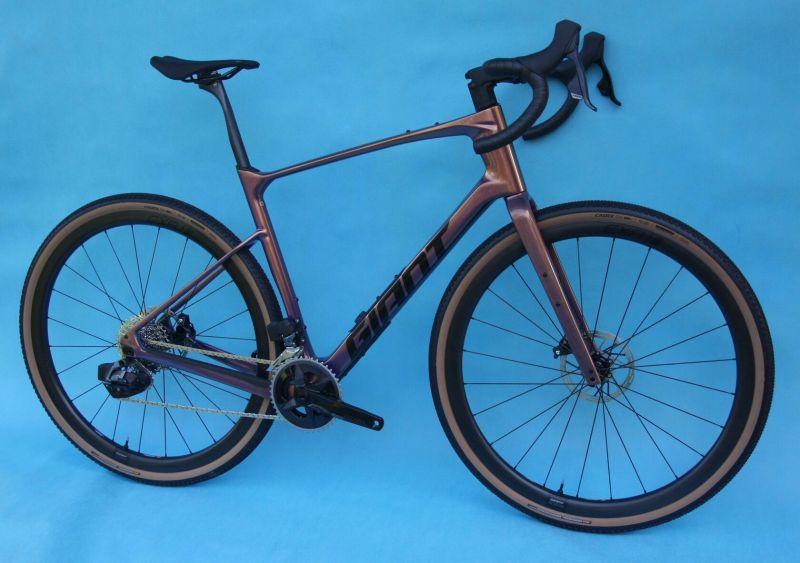 GIANT Revolt Advanced Pro 1 AXS 2025 – skvělý karbonový gravel – NOVÝ