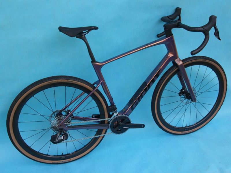 GIANT Revolt Advanced Pro 1 AXS 2025 – skvělý karbonový gravel – NOVÝ
