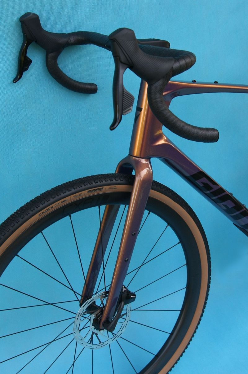 GIANT Revolt Advanced Pro 1 AXS 2025 – skvělý karbonový gravel – NOVÝ