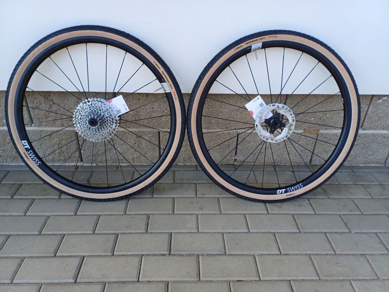 DT Swiss G 1800 25 Spline DB 28" gravel vypletená kola zánovní.