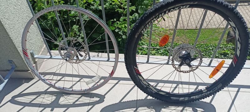 Zapletená kola Bontrager RXL 26' !! včetně kazety a kotoučů !!