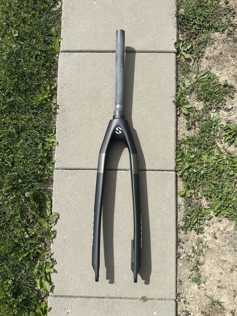 Pevná karbonová vidlice 26”/27,5”