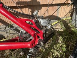 Trek Fox vidlice i tlumič shimano přehazovačka i brzdy pedály trek s pinami 