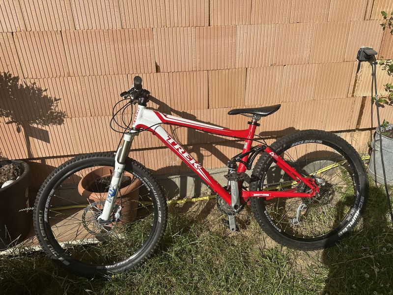 Trek Fox vidlice i tlumič shimano přehazovačka i brzdy pedály trek s pinami 