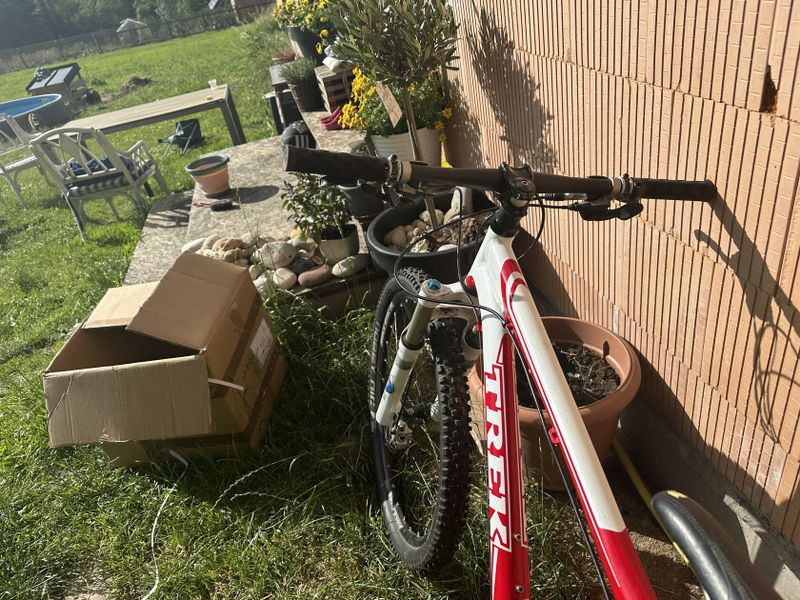 Trek Fox vidlice i tlumič shimano přehazovačka i brzdy pedály trek s pinami 