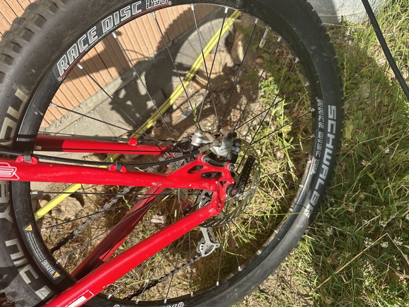 Trek Fox vidlice i tlumič shimano přehazovačka i brzdy pedály trek s pinami 