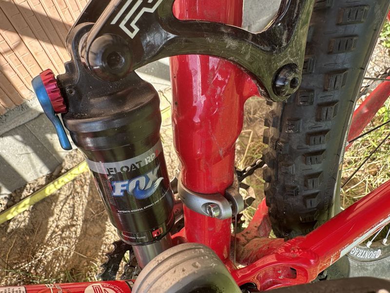 Trek Fox vidlice i tlumič shimano přehazovačka i brzdy pedály trek s pinami 