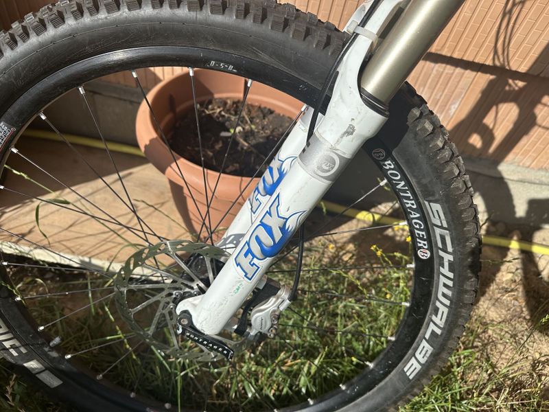 Trek Fox vidlice i tlumič shimano přehazovačka i brzdy pedály trek s pinami 