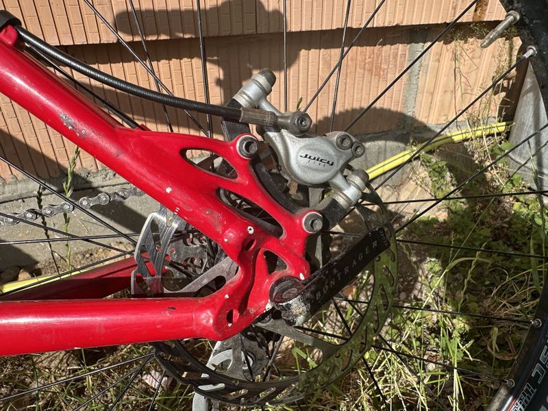 Trek Fox vidlice i tlumič shimano přehazovačka i brzdy pedály trek s pinami 