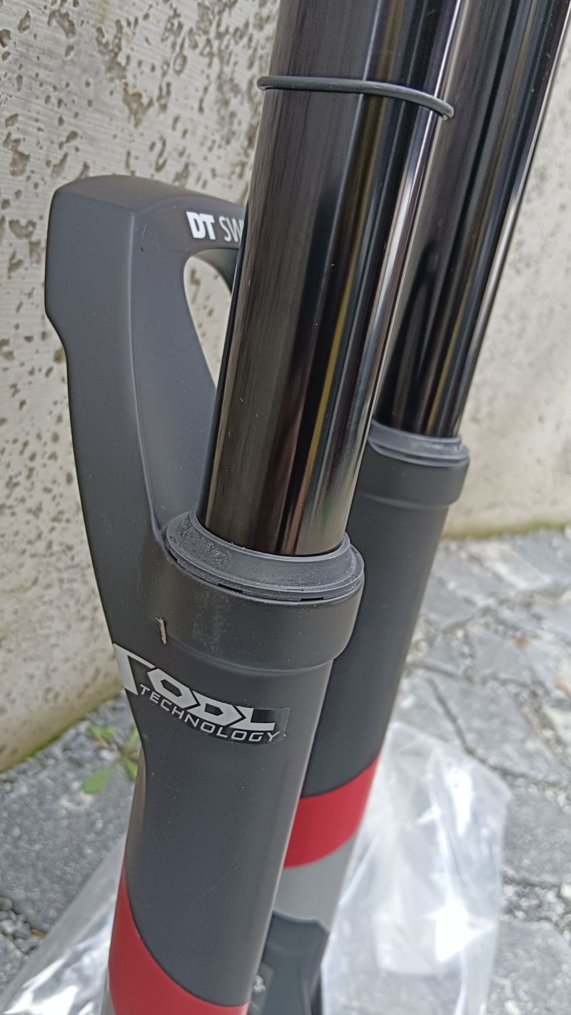vidlice 27,5 DT Swiss XMM Cross Mount OPM pro kola 120mm osa 15x100mm váha 1570g Open-Drive-Lock NOV