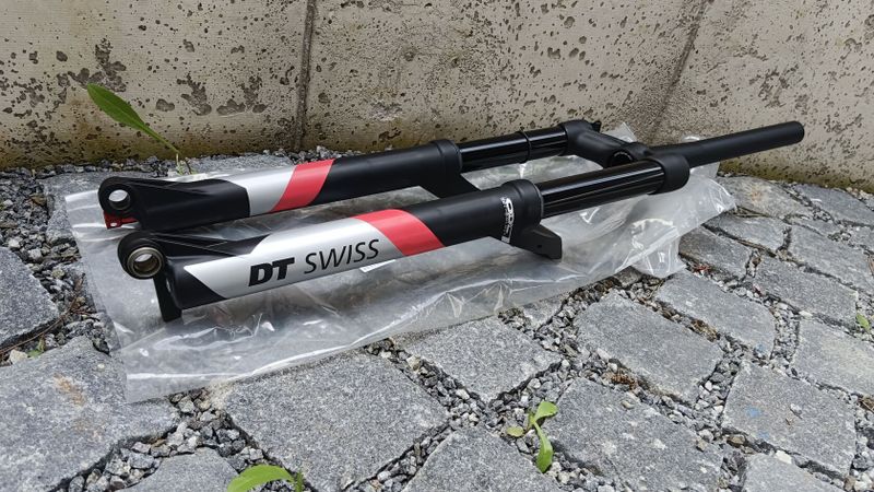 vidlice 27,5 DT Swiss XMM Cross Mount OPM pro kola 120mm osa 15x100mm váha 1570g Open-Drive-Lock NOV