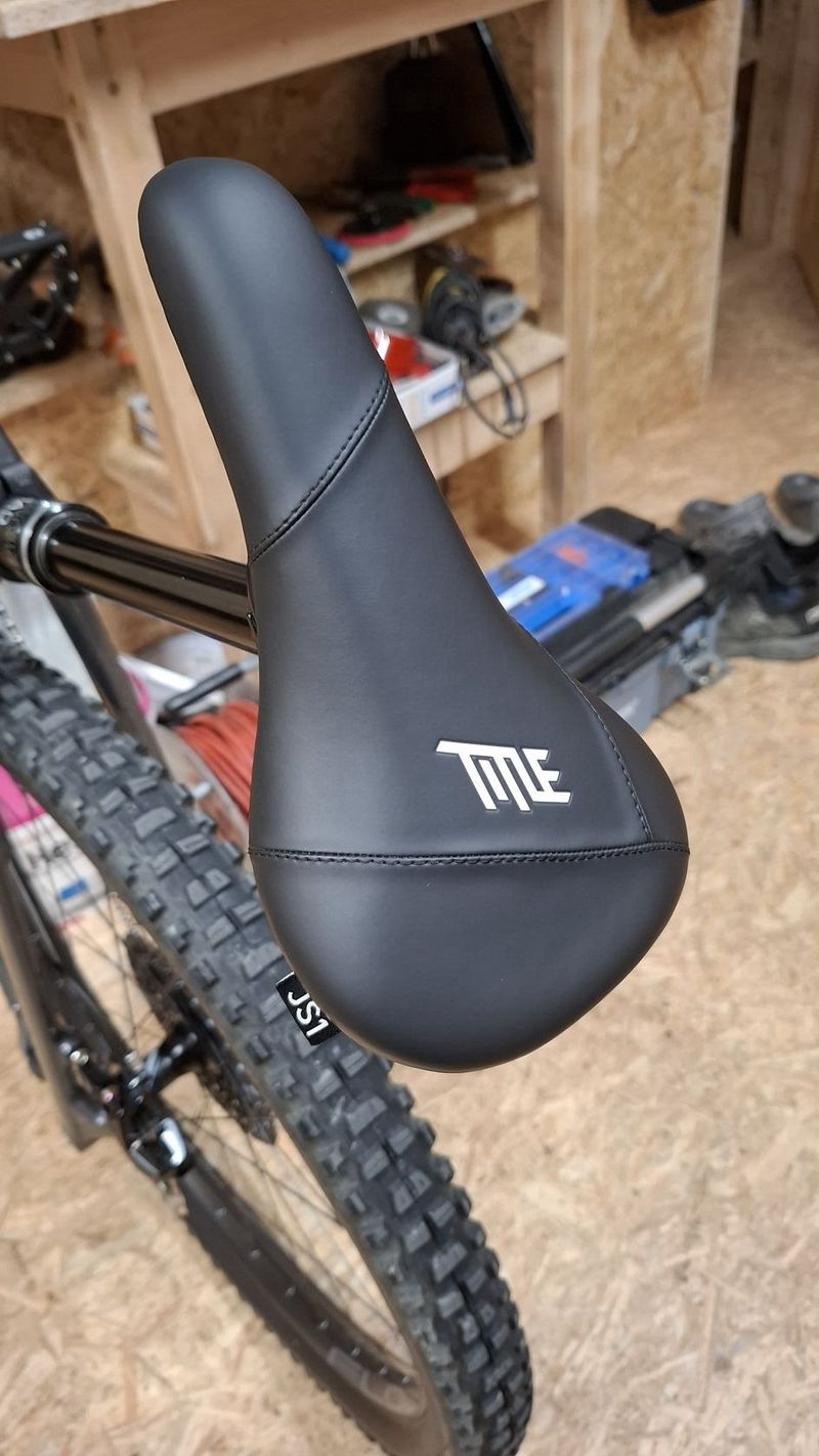 Sedlo Title MTB JS1 (černá)