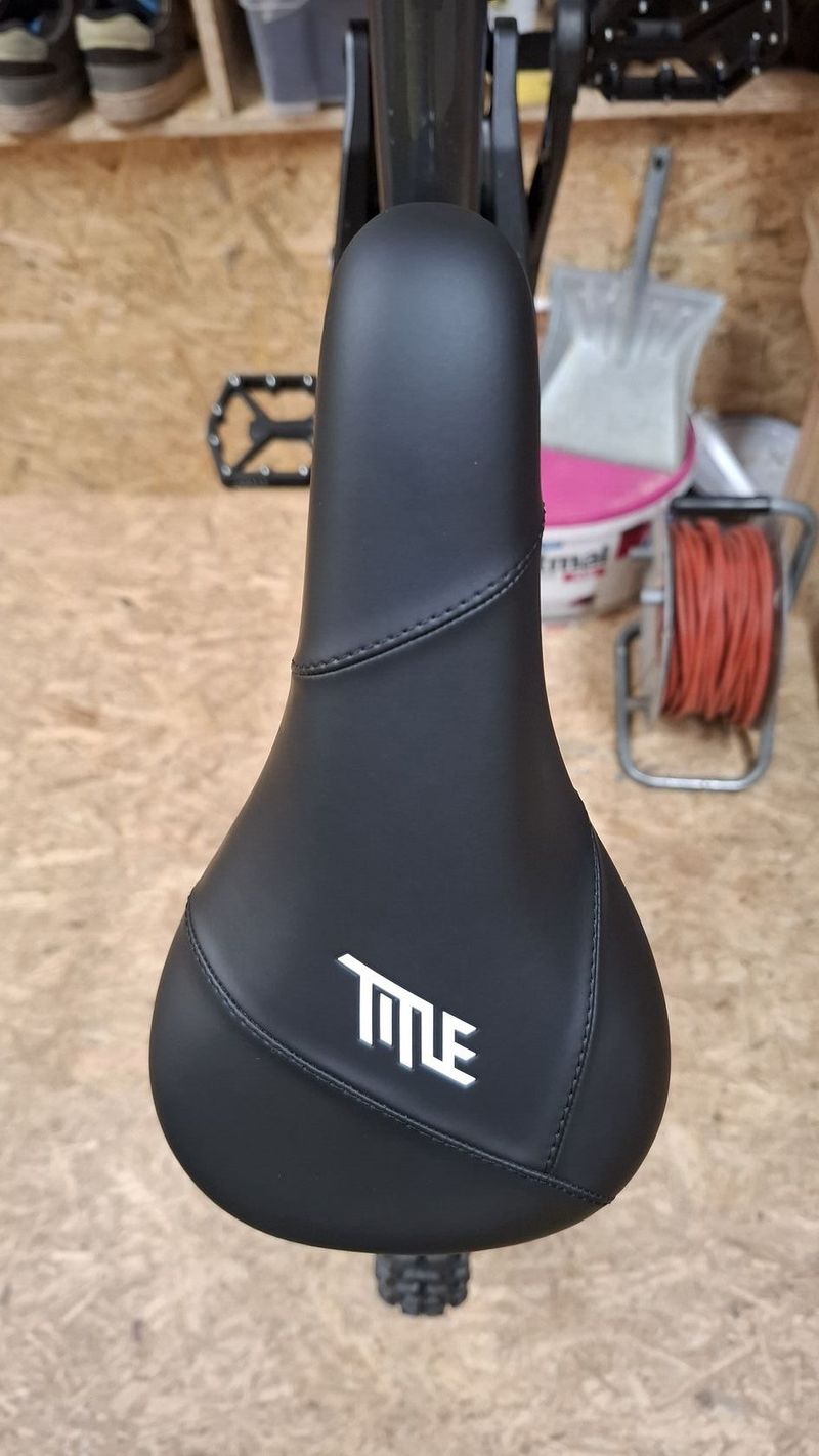 Sedlo Title MTB JS1 (černá)