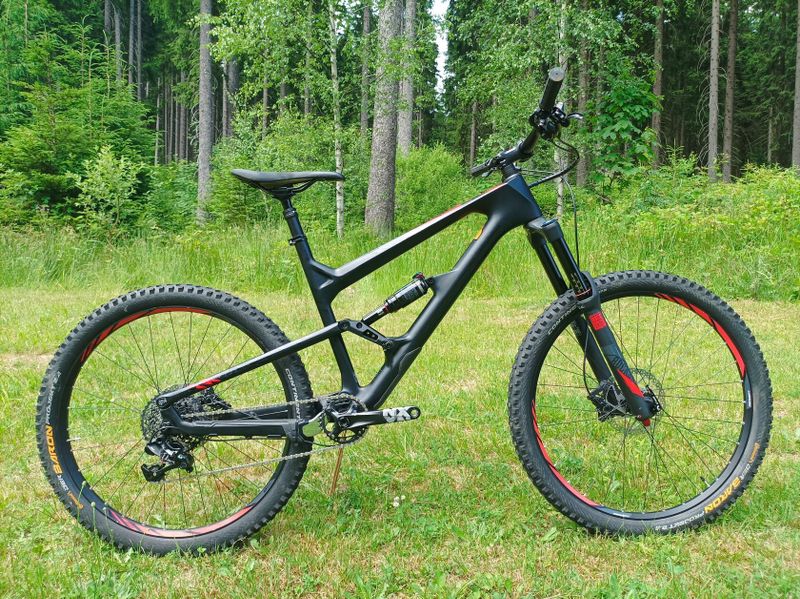 FOCUS SAM Carbonu 27,5 vel. L