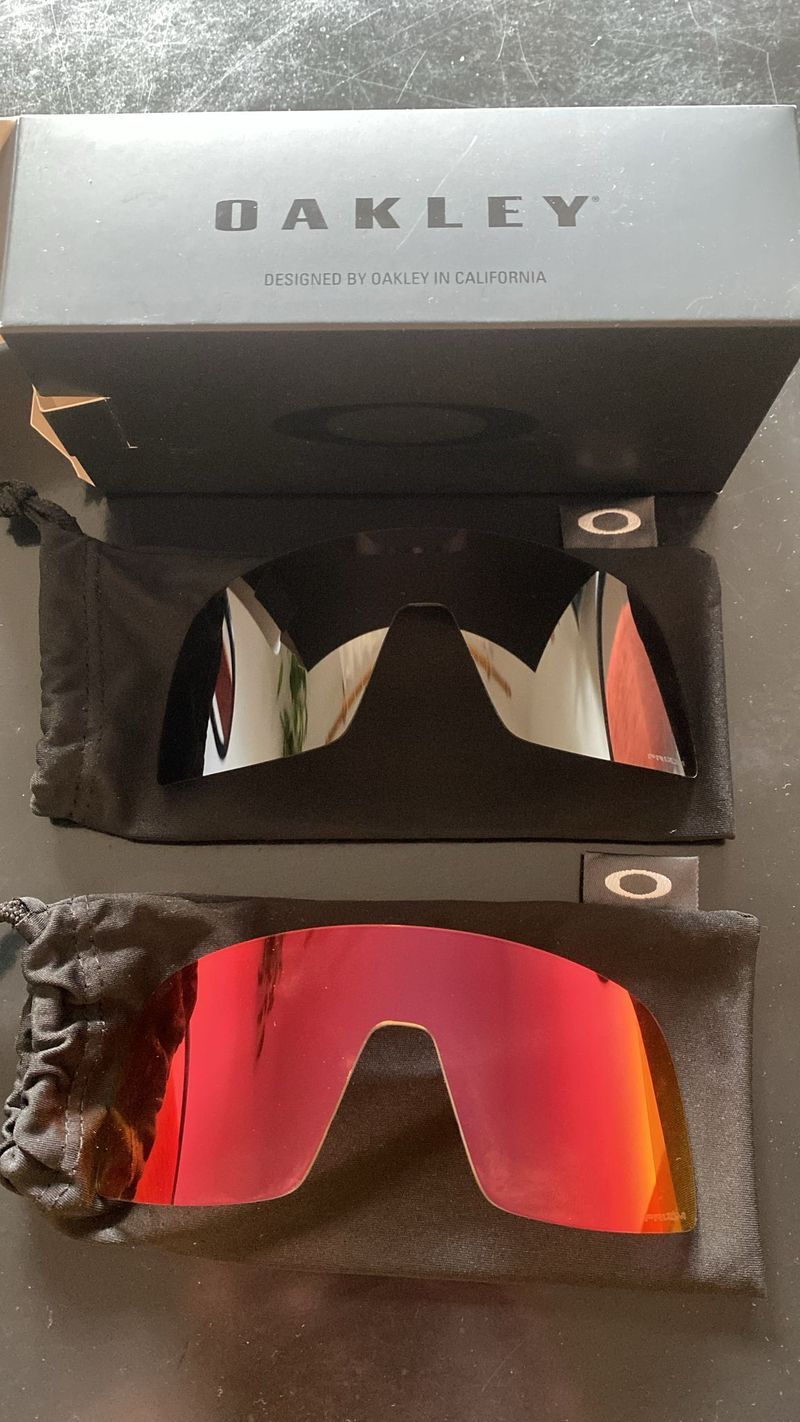 Náhradní skla Oakley Sutro Small PRIZM Trail Torch a Oakley Sutro Small PRIZM Black