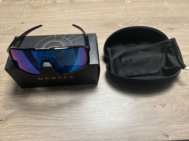 Sportovní brýle Oakley Sutro