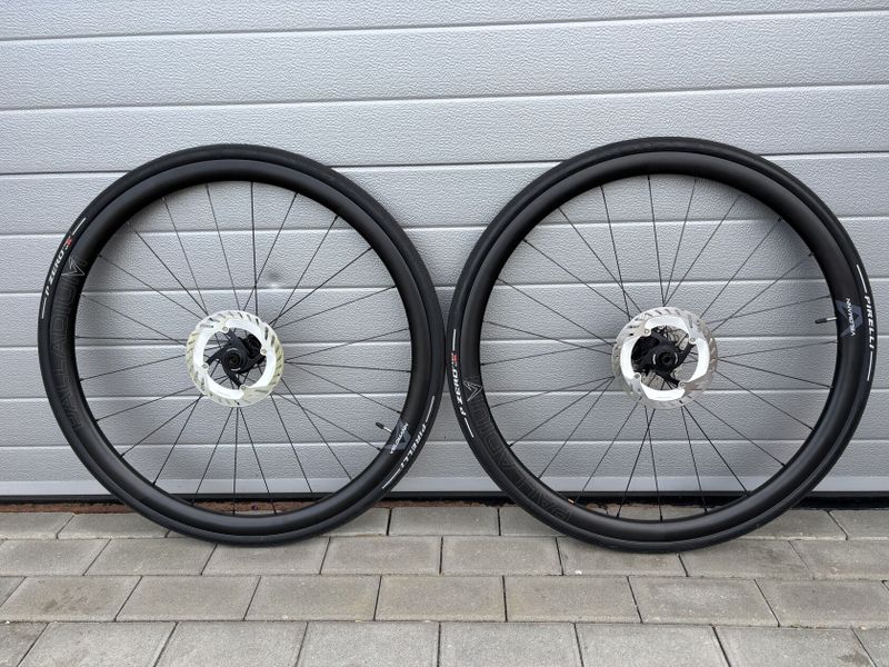 Prodám nová karbonová kola Velomann Palladium 33mm + kotouče + pláště