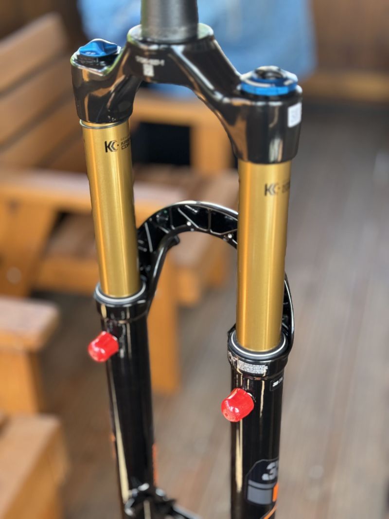 FOX 38 FLOAT FACTORY GRIP X2