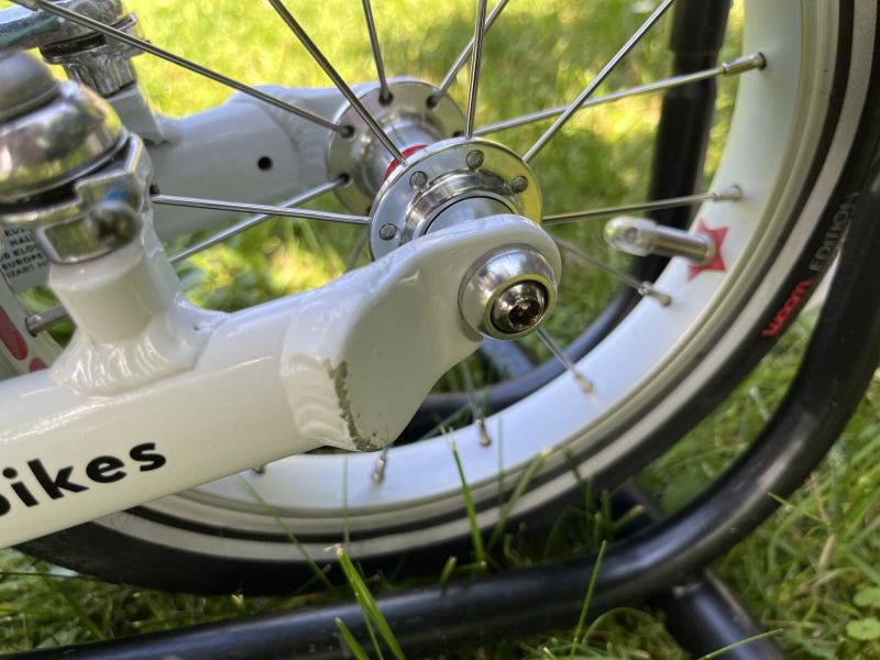 🚲 WOOM 1 + helma XS + surfboard – TOP stav, ideální první odrážedlo