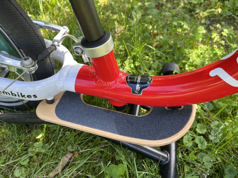 🚲 WOOM 1 + helma XS + surfboard – TOP stav, ideální první odrážedlo