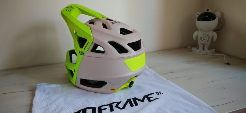 FOX Proframe RS Mips, MTB helma, přilba