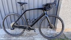 ROCK MACHINE GRAVEL RIDE 900 AXS, elektrické řazení Sram a el. teleskopická sedlovka