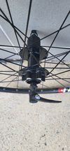ZAPLETENÁ KOLA NÁBOJ SHIMANO-PRŮMYSLOVÁ LOŽISKA 6DĚR+RÁFEK MACH1 NEURO