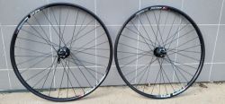 ZAPLETENÁ KOLA NÁBOJ SHIMANO-PRŮMYSLOVÁ LOŽISKA 6DĚR+RÁFEK MACH1 NEURO