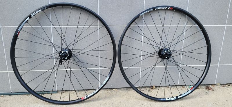 ZAPLETENÁ KOLA NÁBOJ SHIMANO-PRŮMYSLOVÁ LOŽISKA 6DĚR+RÁFEK MACH1 NEURO