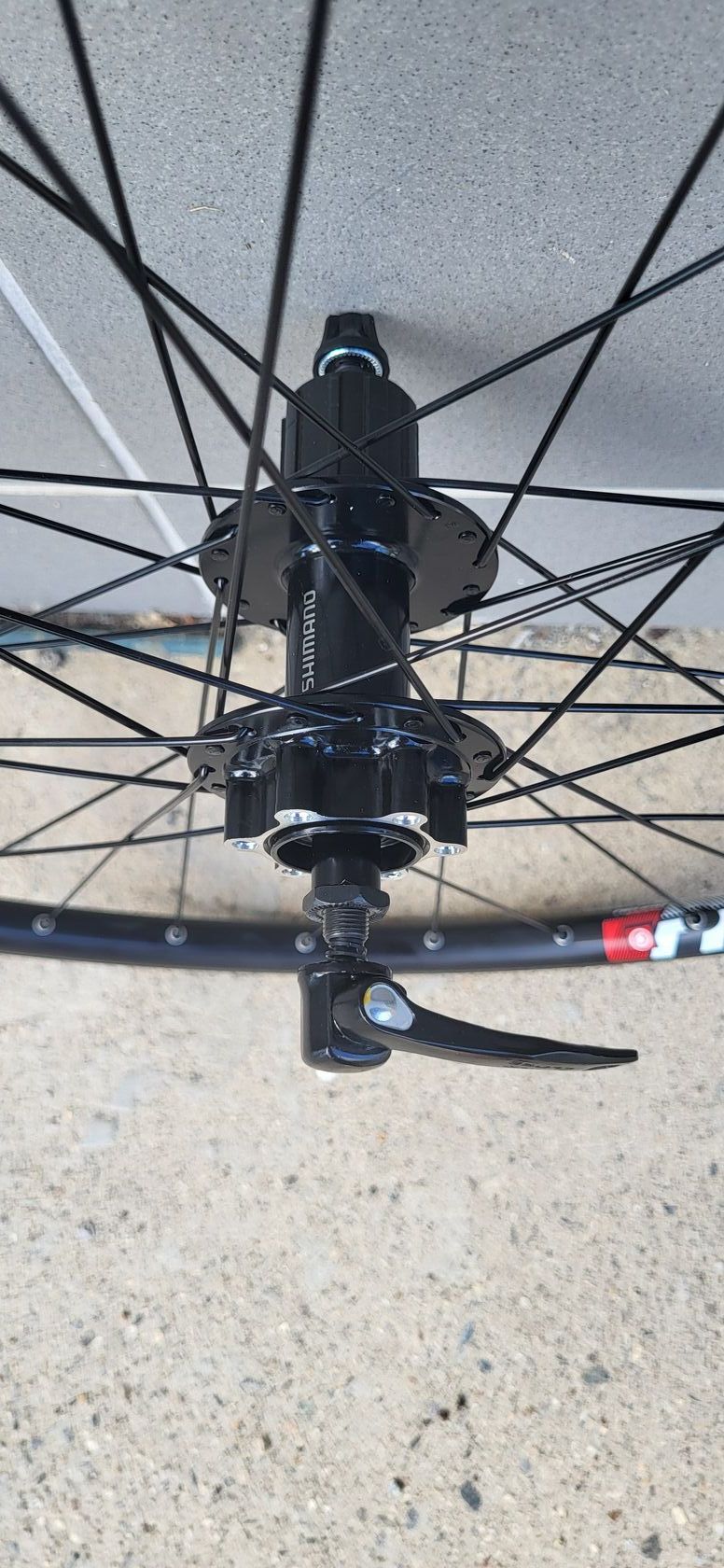 ZAPLETENÁ KOLA NÁBOJ SHIMANO-PRŮMYSLOVÁ LOŽISKA 6DĚR+RÁFEK MACH1 NEURO