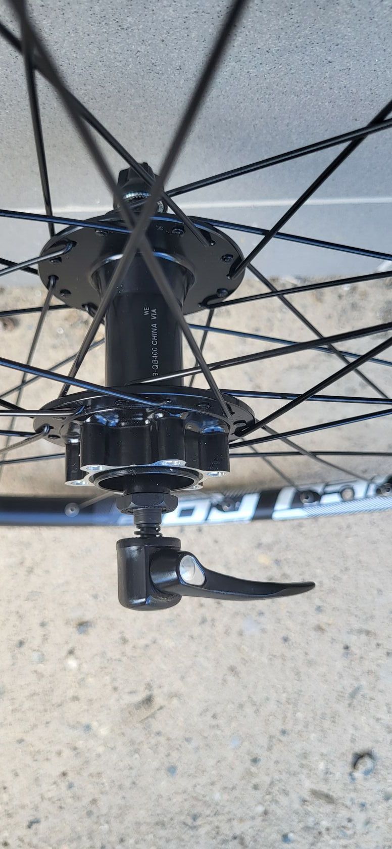 ZAPLETENÁ KOLA NÁBOJ SHIMANO-PRŮMYSLOVÁ LOŽISKA 6DĚR+RÁFEK MACH1 NEURO