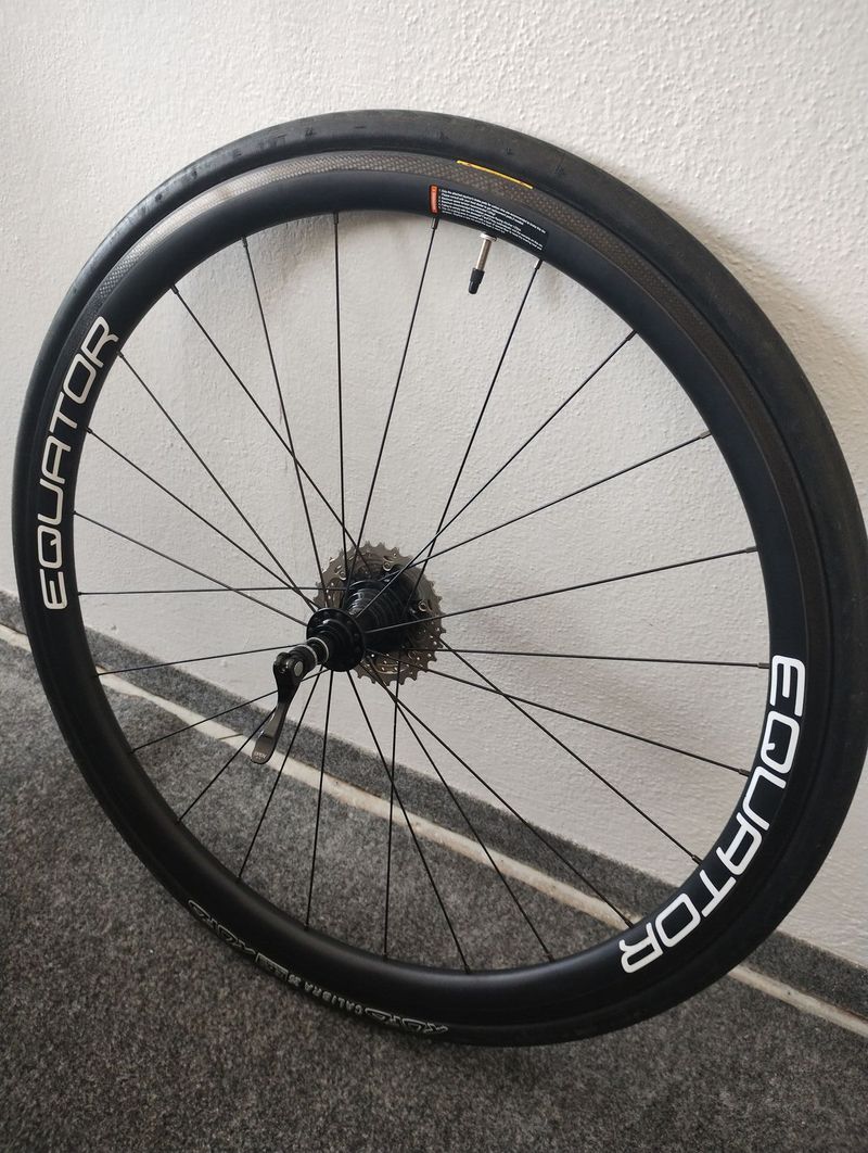 Prodám silniční zapletená kola Equator
