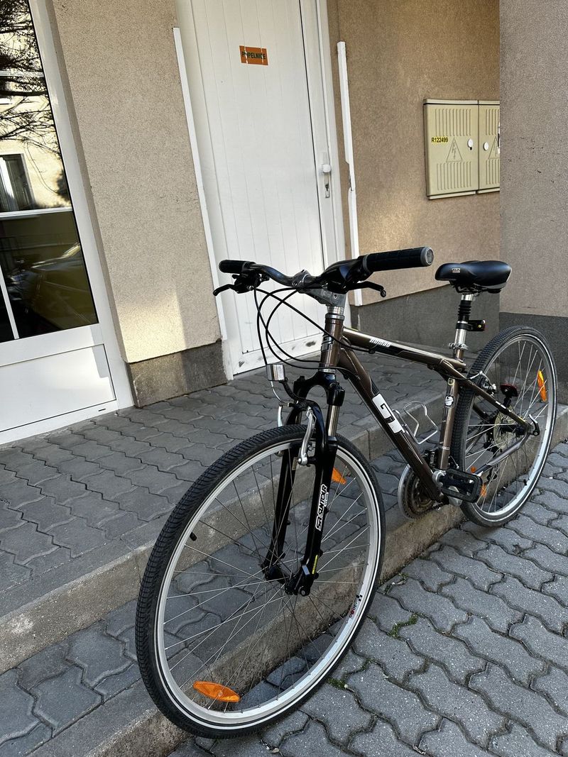 GT Nomad – pohodlné trekové kolo, rám 15", Shimano Acera