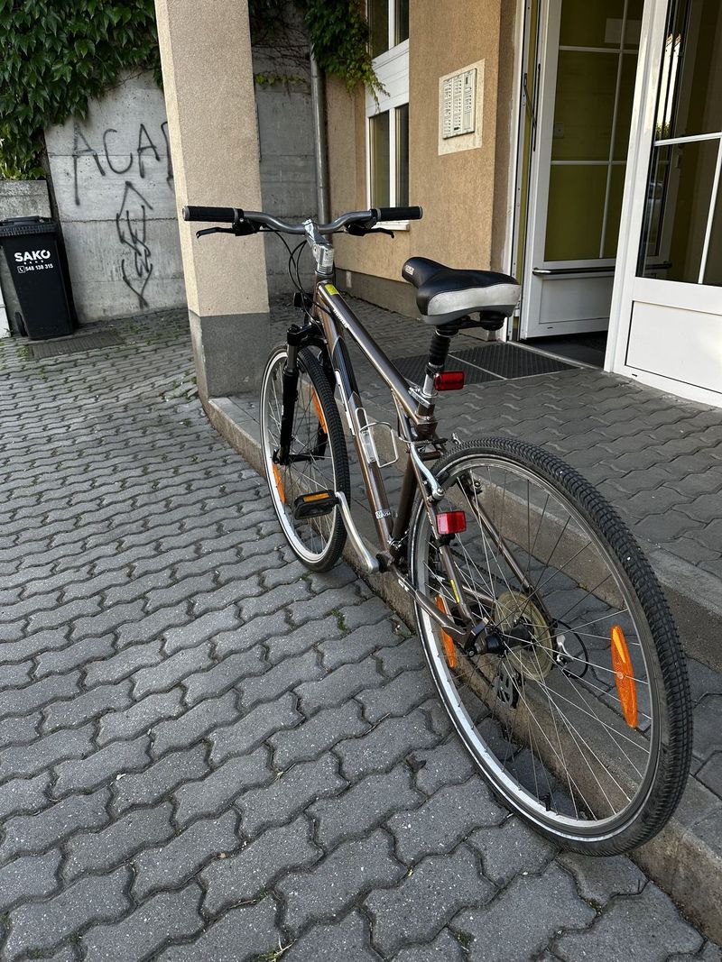 GT Nomad – pohodlné trekové kolo, rám 15", Shimano Acera