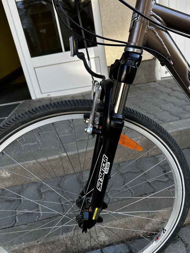 GT Nomad – pohodlné trekové kolo, rám 15", Shimano Acera