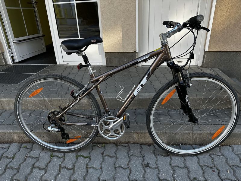 GT Nomad – pohodlné trekové kolo, rám 15", Shimano Acera