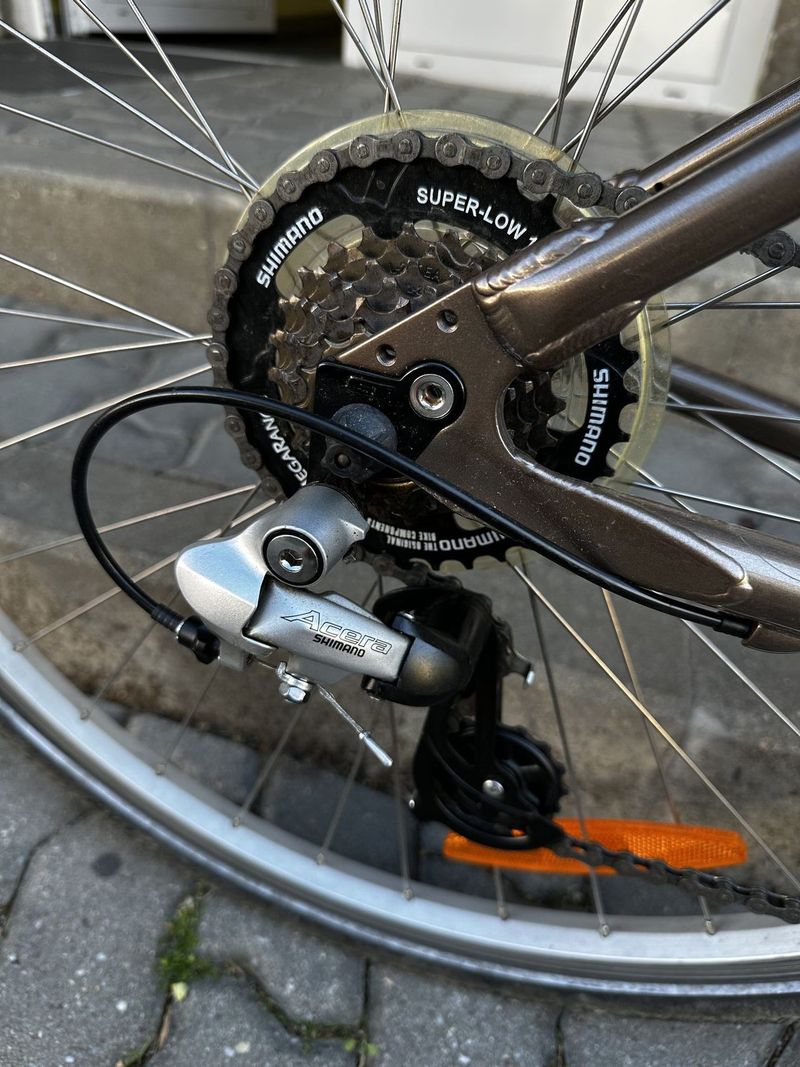 GT Nomad – pohodlné trekové kolo, rám 15", Shimano Acera
