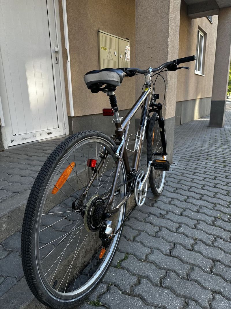 GT Nomad – pohodlné trekové kolo, rám 15", Shimano Acera