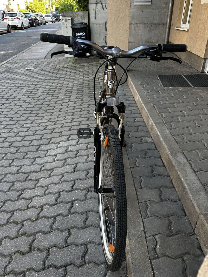 GT Nomad – pohodlné trekové kolo, rám 15", Shimano Acera