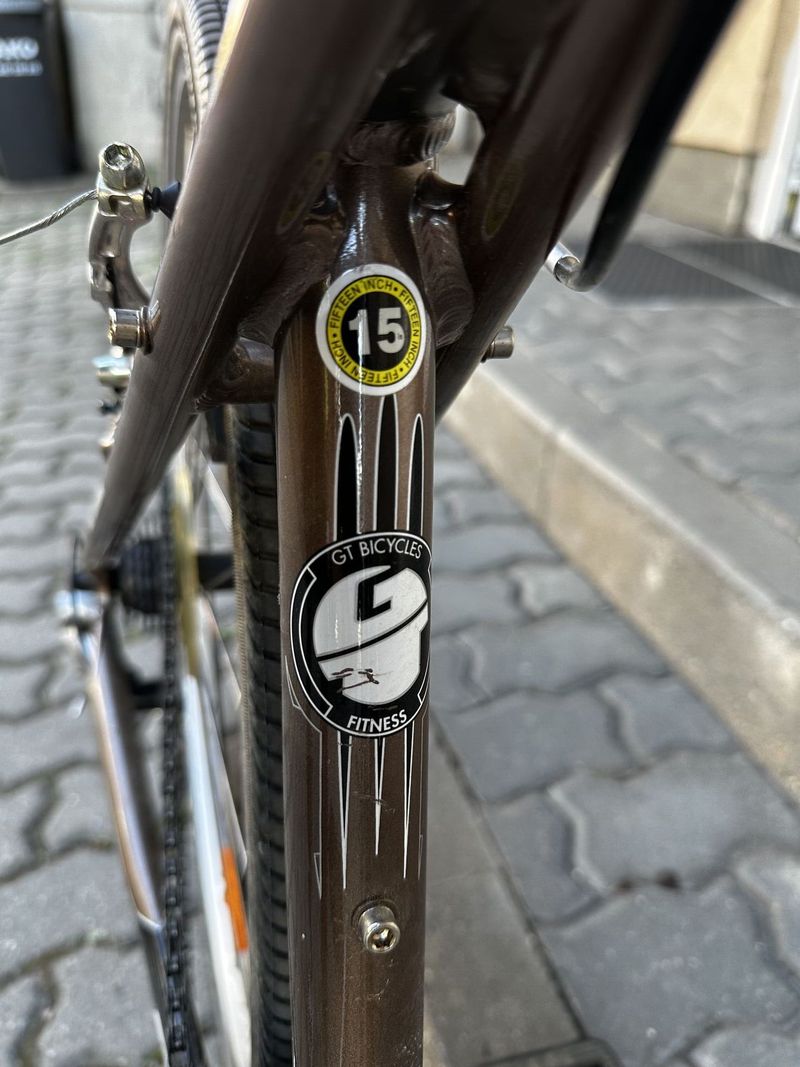 GT Nomad – pohodlné trekové kolo, rám 15", Shimano Acera