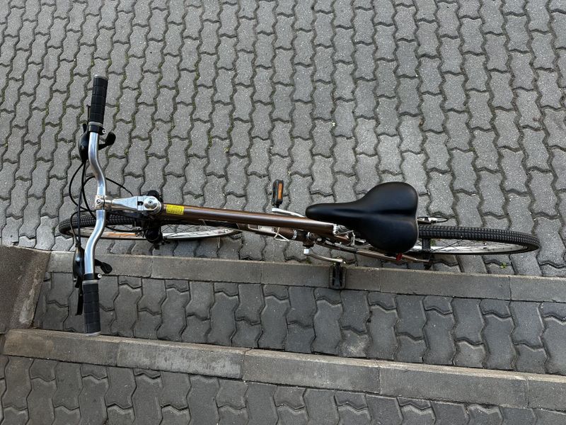GT Nomad – pohodlné trekové kolo, rám 15", Shimano Acera