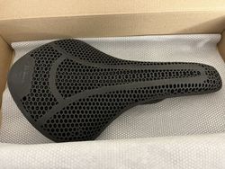 Prodám nové sedlo Fizik Tempo Aliante R1 Adaptive (3D), šíře 155mm