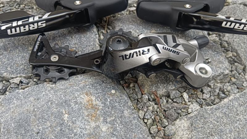 gravel sada SRAM 1x11 přehazovačka SRAM Rival 11 Type 3.0 a páky SRAM APEX HydroR