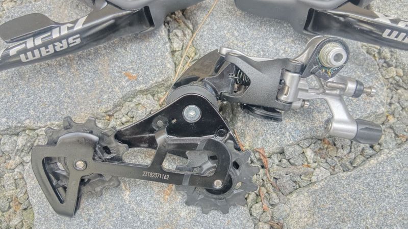 gravel sada SRAM 1x11 přehazovačka SRAM Rival 11 Type 3.0 a páky SRAM APEX HydroR