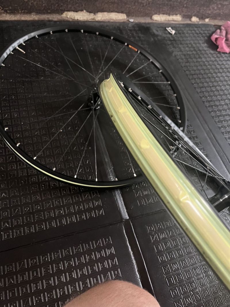 Kola wtb, náboje shimano