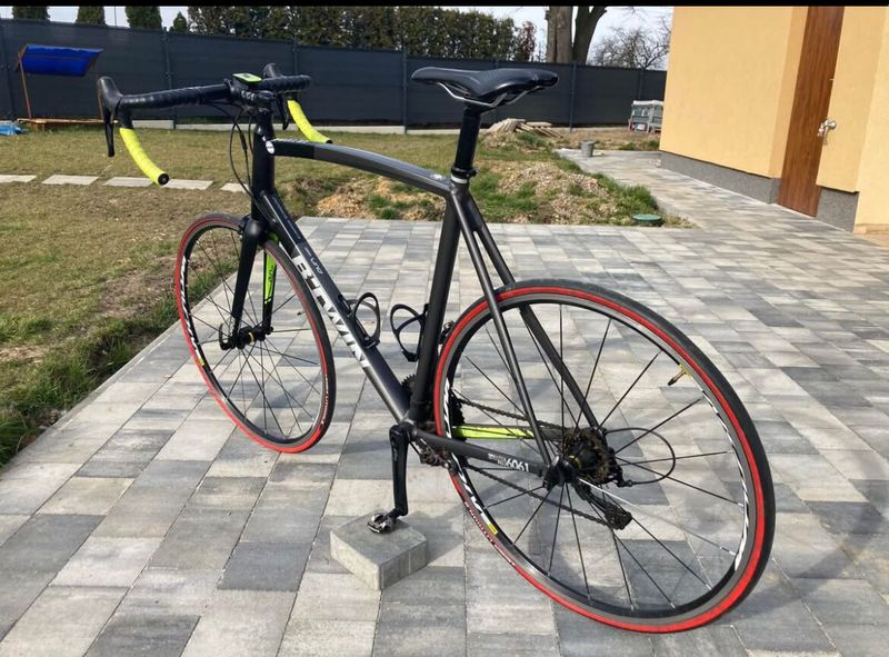 Silniční kolo B TWIN SHIMANO 105 Carbon Mavic Aksium