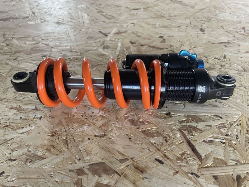 Tlumič Fox DHX Factory s SLS pružinou (my 22/23)